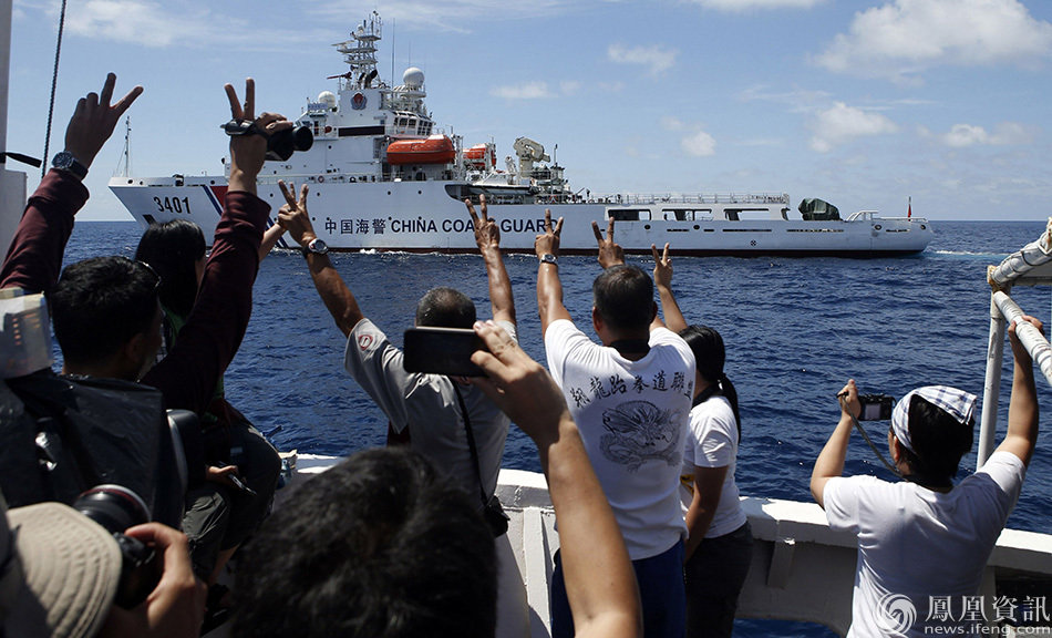 A Chinese Coast Guard vessel manoeuvres to block a Philippine government supply ship with members of the media aboard at the disputed Second Thomas Shoal, part of the Spratly Islands, in the South China Sea March 29, 2014. According to local media, two Chinese Coast Guard vessels on Saturday tried to block the Philippine government civilian ship from bringing troops and supplies to the military detachment stationed aboard BRP Sierra Madre. BRP Sierra Madre has been aground on the disputed shoal, which is known as the Ren'ai reef in China and the Ayungin Shoal in the Philippines, since 1999 REUTERS/Erik De Castro (PHILIPPINES - Tags: MARITIME MILITARY POLITICS MEDIA)
