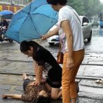 90后女护士雨中跪地救人 膝盖磨破全身是泥