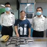 港籍中年妇女身背 8 把枪在深圳闯关