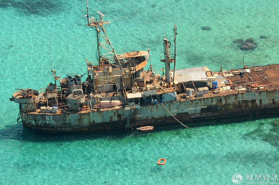 An aerial view shows a Philippine Navy vessel that has been grounded since 1999 to assert their nation's sovereignty over the Second Thomas Shoal, a remote South China Sea a reef also claimed by China, on March 29, 2014. Philippine soldiers aboard a fishing vessel engaged on March 29 in a dramatic stand-off with Chinese coastguard ships near a remote South China Sea reef claimed by both countries, an AFP journalist witnessed. AFP PHOTO / Jay DIRECTO