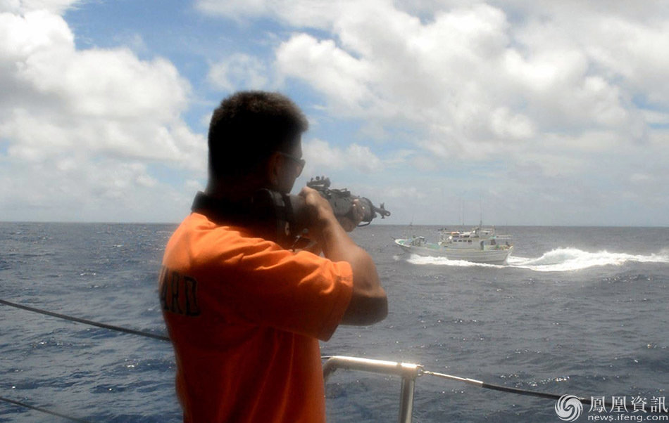 This video grab taken from a video released by the Philippines' National Bureau of Investigation (NBI) on August 13, 2013 allegedly shows Philippine coastguard personnel pointing a rifle at a Taiwanese fishing boat in disputed waters on May 9, 2013. A Taiwanese fishermen died in the incident and the NBI has recommended homicide charges be filed against eight Filipino coastguard personnnel who were on board their vessel, with NBI officials saying on August 13 that the video footage was crucial in the decision to recommend the criminal charges. AFP PHOTO/NBI RESTRICTED TO EDITORIAL USE - MANDATORY CREDIT "AFP PHOTO /NBI" - NO MARKETING NO ADVERTISING CAMPAIGNS - DISTRIBUTED AS A SERVICE TO CLIENTS