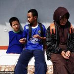 印尼11岁男孩先天无四肢 打电动读书样样在行