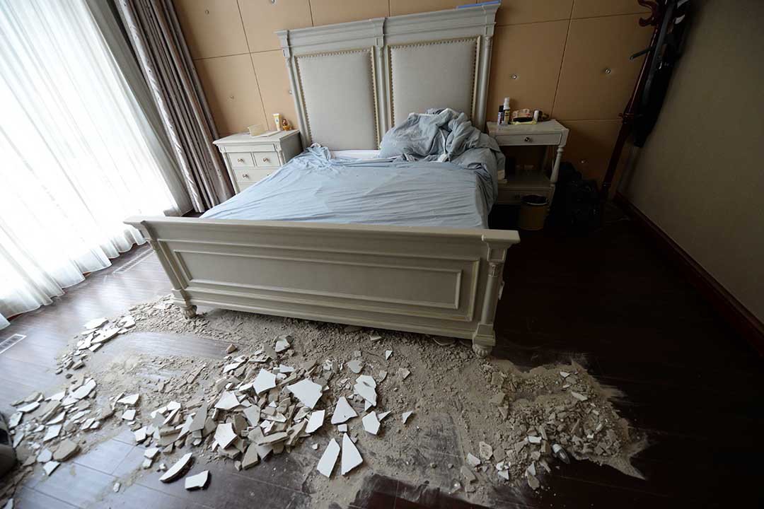 金茂府居民天花板突然掉下砸在床上