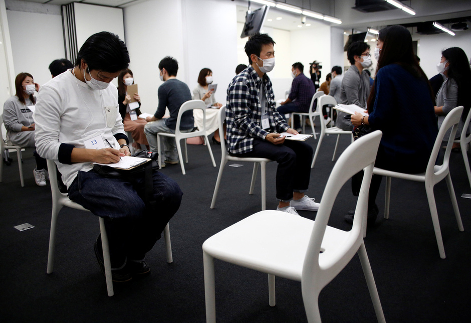 Participants wearing surgical masks talk to each other during a masked match-making event in Tokyo, Japan, October 16, 2016. Picture taken on October 16, 2016.  REUTERS/Kim Kyung-Hoon