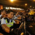 香港激进团体非法集会 强行冲击警方