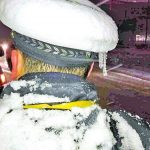 交警雪中执勤4小时成“雪警” 帽子上结冰琉璃