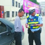 无臂男脚驾车闯高速:16万公里没出事