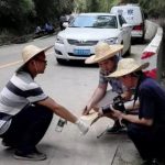 母女被撞拖行 1 公里 网友称灭绝人性