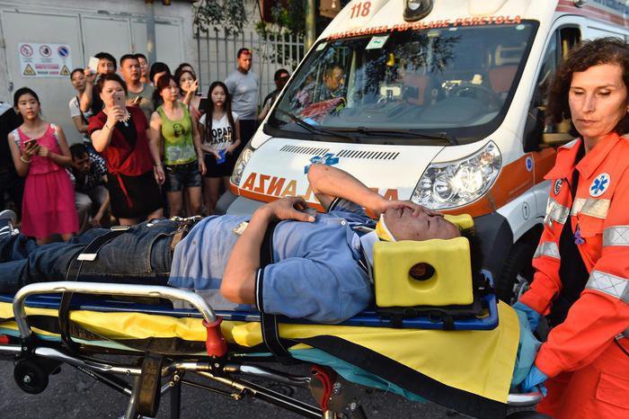 Un momento degli scontri tra forze dell'ordine e circa 300 cinesi radunatisi in n piazza Marconi all'Osmannoro, nel comune di Sesto Fiorentino (Firenze),  in seguito a un controllo in un capannone per eseguire un arresto, Sesto Fiorentino (Firenze), 29 Giugno 2016. ANSA/ MAURIZIO DEGL'INNOCENTI