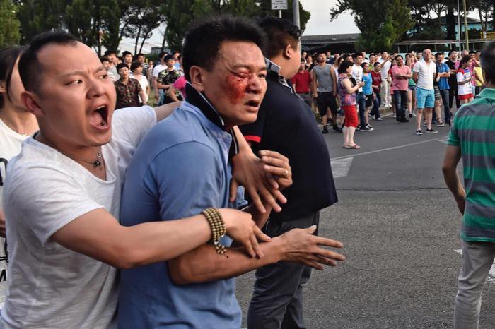 Un momento degli scontri tra forze dell'ordine e circa 300 cinesi radunatisi in n piazza Marconi all'Osmannoro, nel comune di Sesto Fiorentino (Firenze),  in seguito a un controllo in un capannone per eseguire un arresto, Sesto Fiorentino (Firenze), 29 Giugno 2016. ANSA/ MAURIZIO DEGL'INNOCENTI