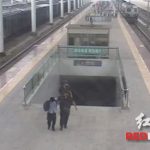 火车进站瞬间男子被人推下站台 只因他随地吐痰