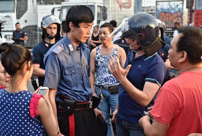 Un momento degli scontri tra forze dell'ordine e circa 300 cinesi radunatisi in n piazza Marconi all'Osmannoro, nel comune di Sesto Fiorentino (Firenze),  in seguito a un controllo in un capannone per eseguire un arresto, Sesto Fiorentino (Firenze), 29 Giugno 2016. ANSA/ MAURIZIO DEGL'INNOCENTI