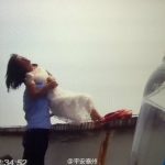 女子穿白纱裙欲跳楼 2小时后昏倒在警察怀里