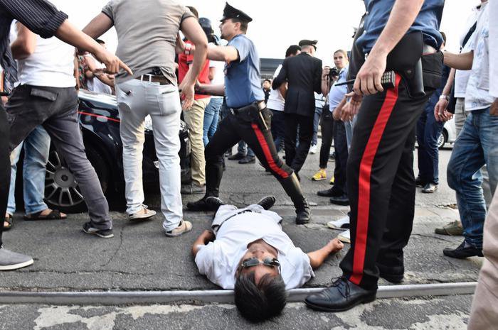 Un momento degli scontri tra forze dell'ordine e circa 300 cinesi radunatisi in n piazza Marconi all'Osmannoro, nel comune di Sesto Fiorentino (Firenze),  in seguito a un controllo in un capannone per eseguire un arresto, Sesto Fiorentino (Firenze), 29 Giugno 2016. ANSA/ MAURIZIO DEGL'INNOCENTI