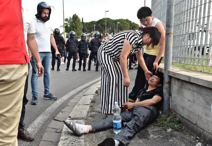 Un momento degli scontri tra forze dell'ordine e circa 300 cinesi radunatisi in n piazza Marconi all'Osmannoro, nel comune di Sesto Fiorentino (Firenze),  in seguito a un controllo in un capannone per eseguire un arresto, Sesto Fiorentino (Firenze), 29 Giugno 2016. ANSA/ MAURIZIO DEGL'INNOCENTI