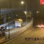 情侣吵架高架桥上跳车 被大卡车撞倒