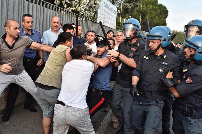 Un momento degli scontri tra forze dell'ordine e circa 300 cinesi radunatisi in n piazza Marconi all'Osmannoro, nel comune di Sesto Fiorentino (Firenze),  in seguito a un controllo in un capannone per eseguire un arresto, Sesto Fiorentino (Firenze), 29 Giugno 2016. ANSA/ MAURIZIO DEGL'INNOCENTI