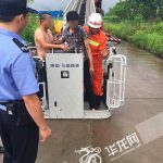 夫妻吵架丈夫爬上30米塔吊 消防出动云梯车将其救下