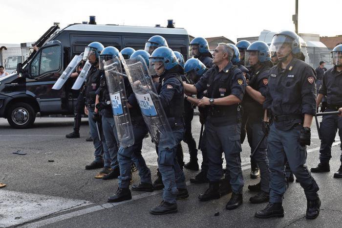 Un momento degli scontri tra forze dell'ordine e circa 300 cinesi radunatisi in n piazza Marconi all'Osmannoro, nel comune di Sesto Fiorentino (Firenze),  in seguito a un controllo in un capannone per eseguire un arresto, Sesto Fiorentino (Firenze), 29 Giugno 2016. ANSA/ MAURIZIO DEGL'INNOCENTI