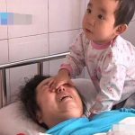 河南3岁女童独自照顾车祸妈妈 肇事司机逃逸