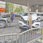郑州一司机疑发癫痫病 车辆失控致8车连撞