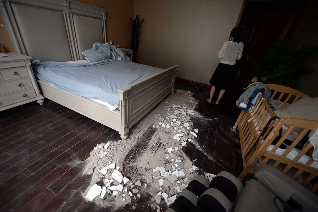 金茂府居民天花板突然掉下砸在床上