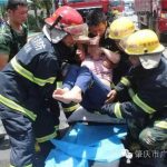 广东: 三车相撞轿车被夹扁 车内有3小孩