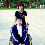母亲背瘫痪儿子求学14年 小伙考上武大