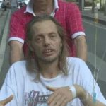 在机场苦等10天的老外被下病危通知书 女网友: 恋情继续