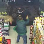 陕西：两少年持刀抢劫便利店画面