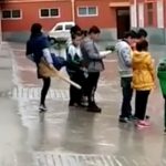 让未完成作业学生雨天排队踹屁股 教师被记过