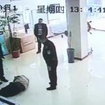 近70岁倔强老人放大招怒砸派出所 丢掉拐杖动手干净利落最终被刑拘