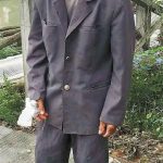 四轮老年代步车失控冲下河 69岁老人三次下水救人