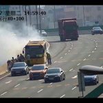 3名军人赶考路上遇校车着火 65秒救46名小学生:那一刻，我们只想着救人。