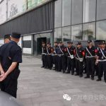 实拍广州抓老赖 切割开锁火花四射