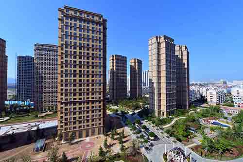 新华社照片，北京，2016年7月22日 “去库存”下的中国楼市之变——来自一线的中国房地产报告 这是山东省乳山市的一处商品房（5月20日摄）。 进入2016年，中国楼市发起“去库存”攻坚战，一边是一二线城市轮番上演楼市“盛宴”，一边大多数三四线地区消化库存仍前路漫漫，“冰火两重天”的中国楼市正在演绎怎样的变局？又将如何影响你我的住房梦？新华社记者近日奔赴多地调研，探寻中国楼市真相。 新华社记者 郭绪雷 摄