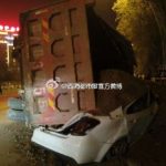 西宁一渣土车侧翻压扁轿车 渣土车司机被送医院