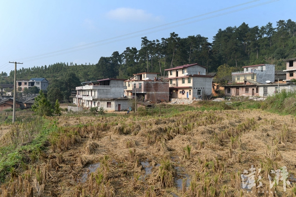 2016年11月17日，江西吉安永丰县石马镇严辉村，范家发的家（左二）。 范家发把拐杖放下，一屁股坐在板凳上点了一支烟，默默地吐着烟雾。在9岁的儿子范小勤因与马云撞脸走红后，他几乎就没有闲下来的时间，原来家中洗衣做饭接送孩子及下地干农活一件也不能少干，现在还要接待纷至沓来的访客。范家发的家所在地，一个位于江西吉安永丰县石马镇的僻壤乡村，也因为他儿子的走红打破了往昔的平静。 范家发今年59岁了，在20多岁时被毒蛇咬伤无奈截肢了右腿，独腿的他娶了患有小儿麻痹症致智力障碍的妻子，生下了大儿子范小勇和二儿子范小勤，家中一贫如洗，依靠低保过活。更为不幸的是，范家发80多岁的妈妈又患上了老年痴呆。 一条腿的范家发几乎一人承担了家中所有的家务，还要打零工挣钱养活家人。妻子除了放放牛，帮忙挑挑东西之外几乎什么活都不会干。范家发一早起来要烧火做饭，给孩子洗脸换衣服，然后骑上三轮车送孩子们去上学。返回后，督促妻子牵牛到山上去吃草，范家发把早饭用过的碗筷、孩子昨夜换下的衣服和鞋子都一一洗掉。中午放学时间范家发又得去接孩子回来吃午饭，吃好再送回学校去上下午的课。而下午通常他会带着妻子到地里去干农活，日子一成不变。这个每日为生计操劳奔波的农民，怎么也想不到自己的二儿子范小勤会成为网红，并且红得有点惊人。 文字未完整 早报见习记者 赖鑫琳 图