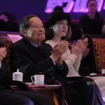 94岁杨振宁为年度科技人物开奖 妻子翁帆陪同