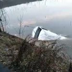湖北鄂州一客车不慎落入湖中 已致18人死亡