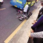 8岁女孩因避让被甩下电动车 遭从旁驶过的公交车碾压头部